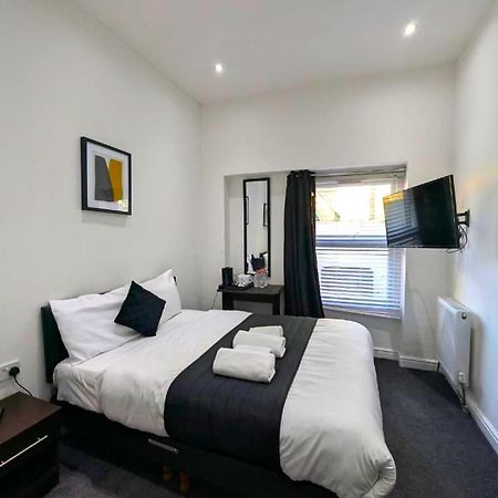 Oyo Firs Lodge London Heathrow Hounslow Exteriör bild