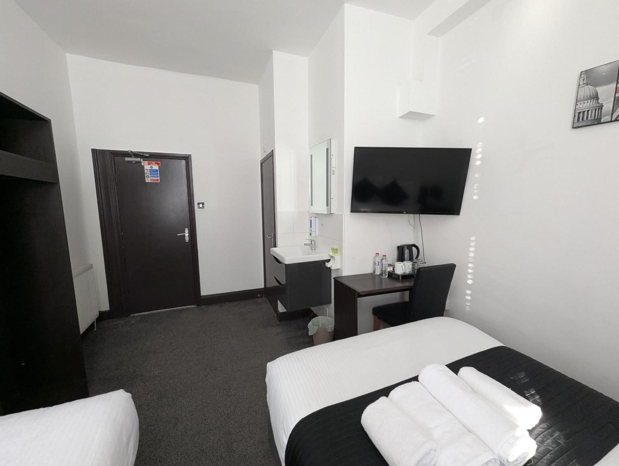 Oyo Firs Lodge London Heathrow Hounslow Exteriör bild