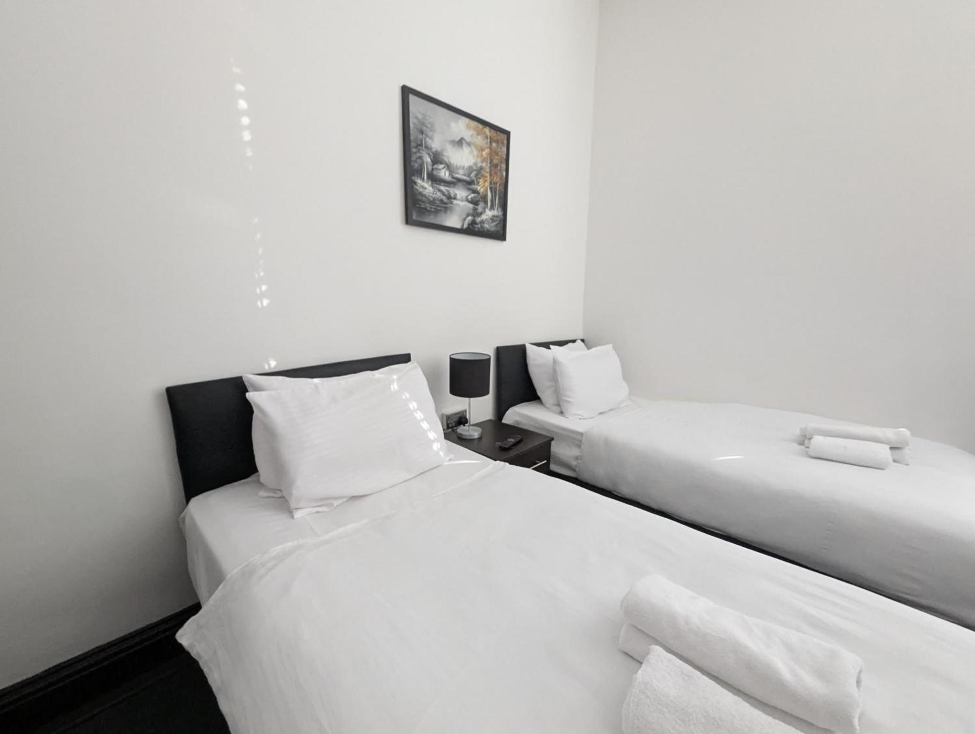 Oyo Firs Lodge London Heathrow Hounslow Exteriör bild