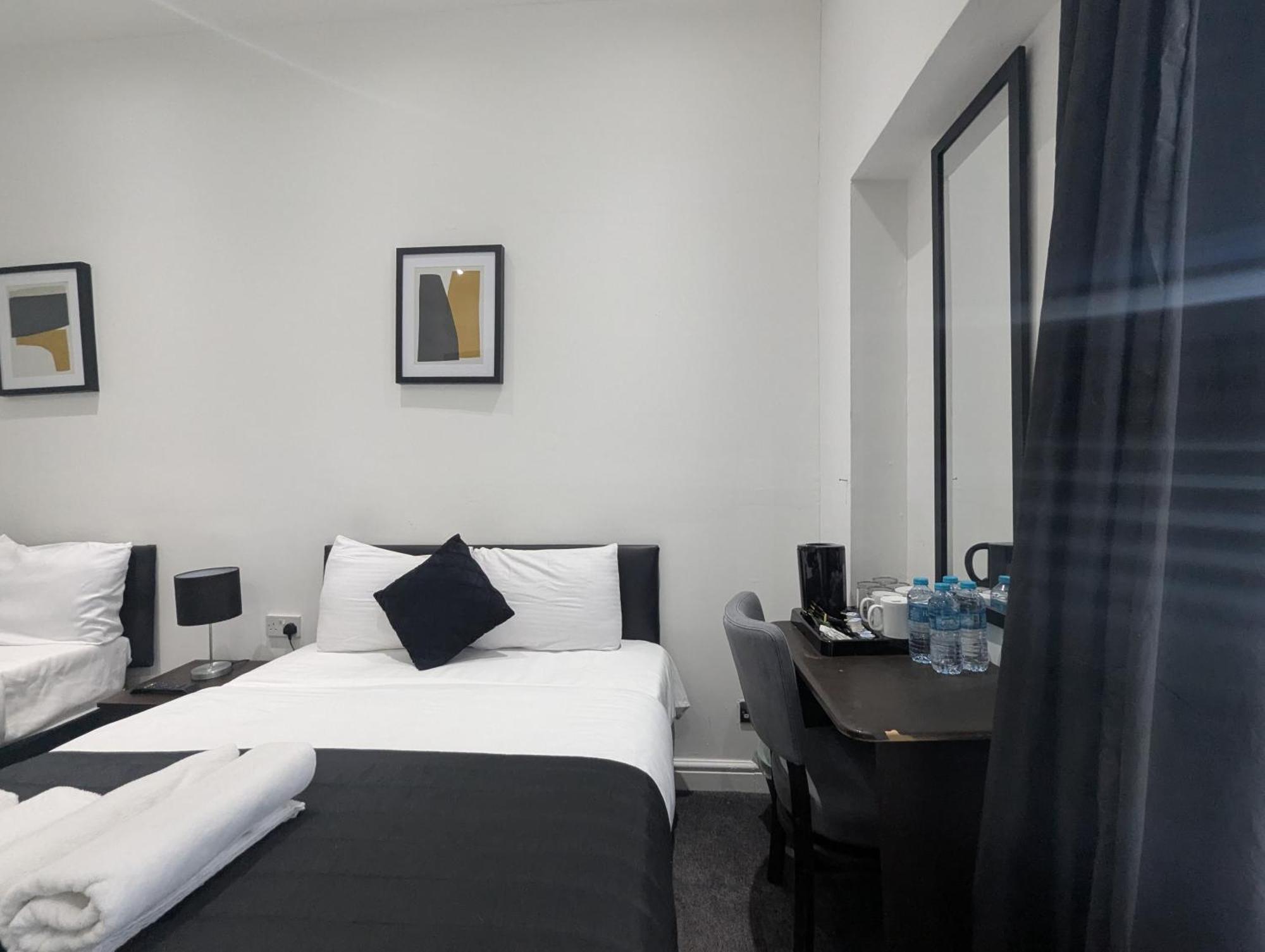 Oyo Firs Lodge London Heathrow Hounslow Exteriör bild