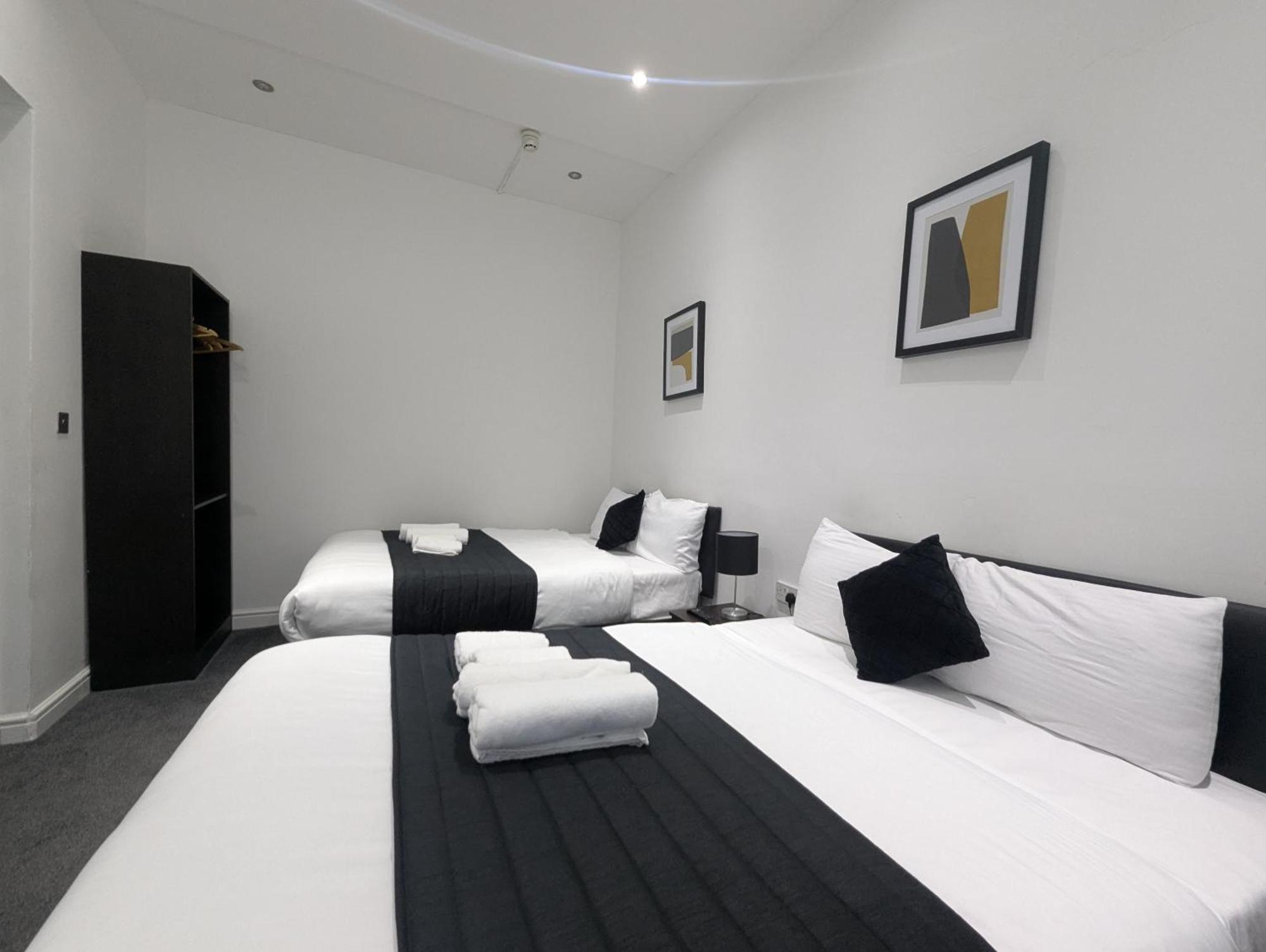 Oyo Firs Lodge London Heathrow Hounslow Exteriör bild