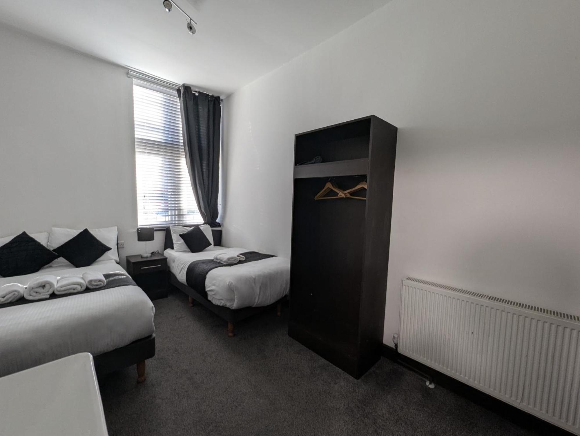 Oyo Firs Lodge London Heathrow Hounslow Exteriör bild