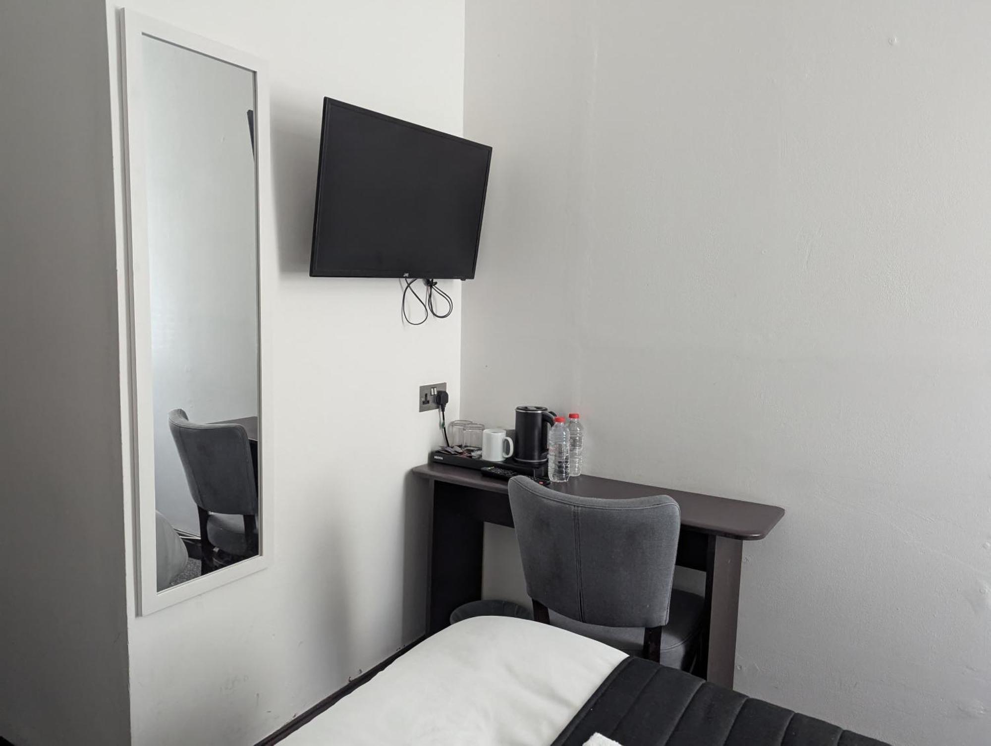Oyo Firs Lodge London Heathrow Hounslow Exteriör bild