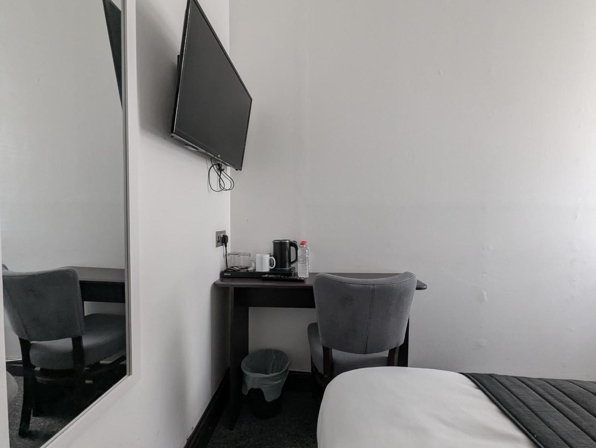 Oyo Firs Lodge London Heathrow Hounslow Exteriör bild