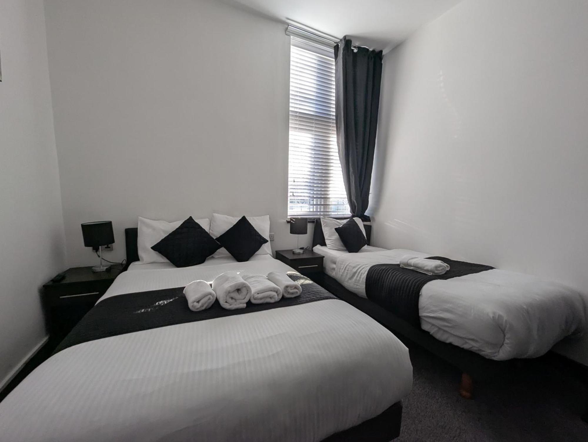 Oyo Firs Lodge London Heathrow Hounslow Exteriör bild