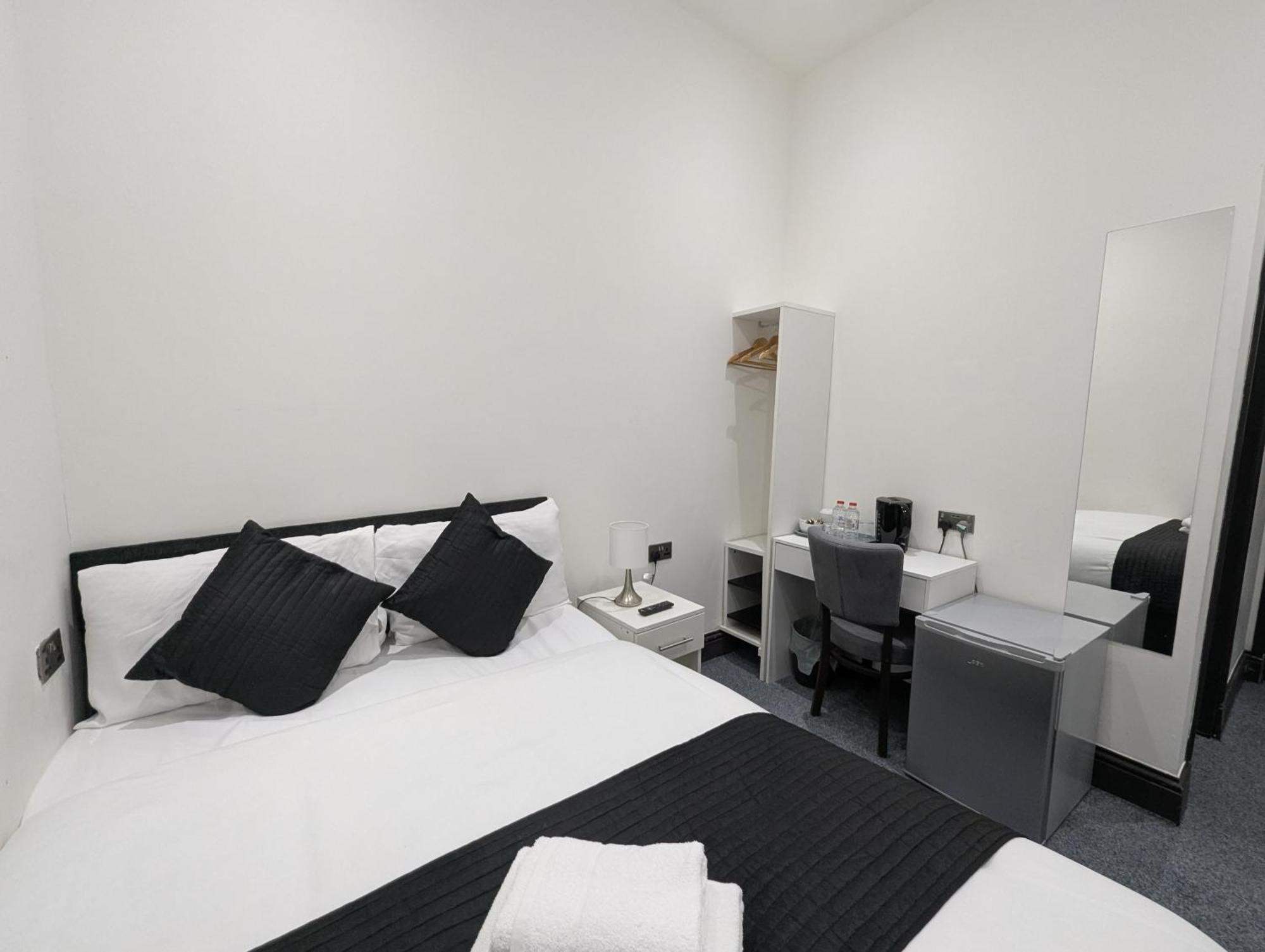 Oyo Firs Lodge London Heathrow Hounslow Exteriör bild