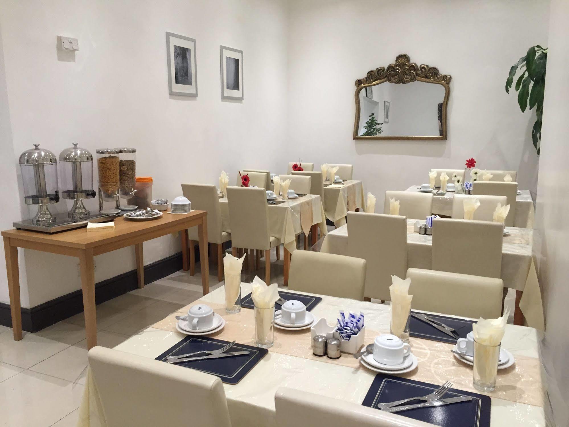 Oyo Firs Lodge London Heathrow Hounslow Exteriör bild