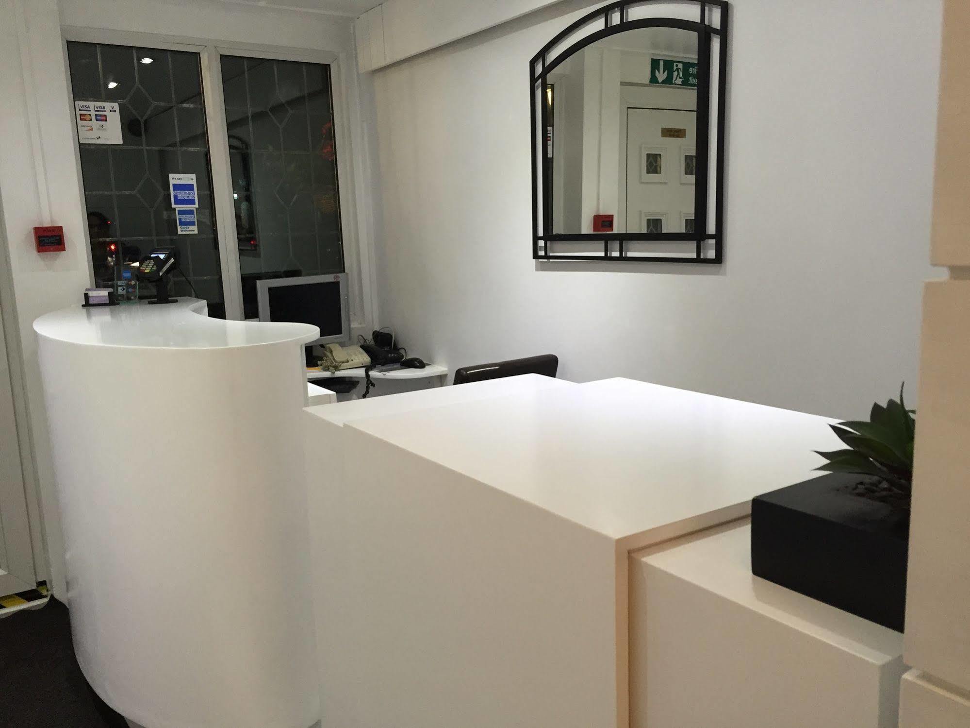 Oyo Firs Lodge London Heathrow Hounslow Exteriör bild